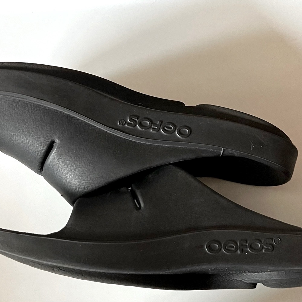 OOFOS Black Textured Slide Sandals